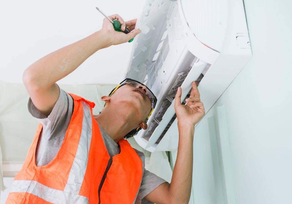 Soluções Completas em Climatização Instalação, Manutenção e Assistência Técnica Manutenção de Refrigeração